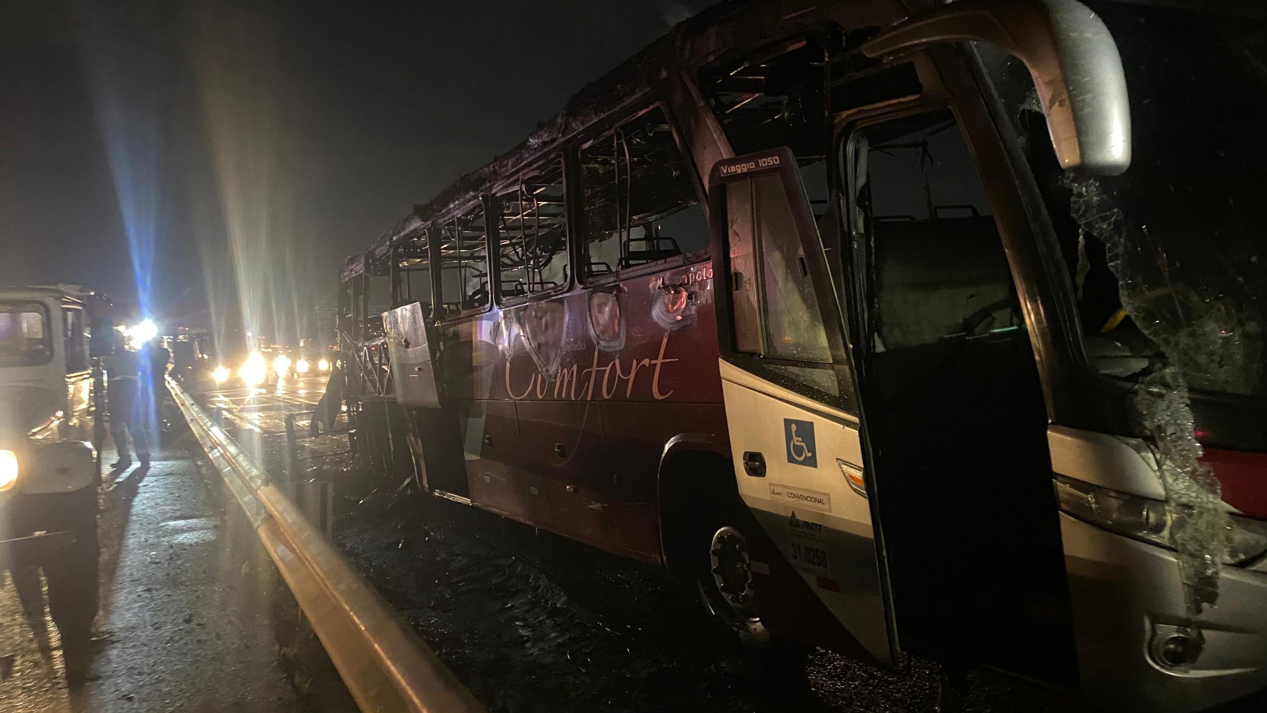 Ônibus fretado pega fogo na Rodovia D. Pedro I, em Campinas