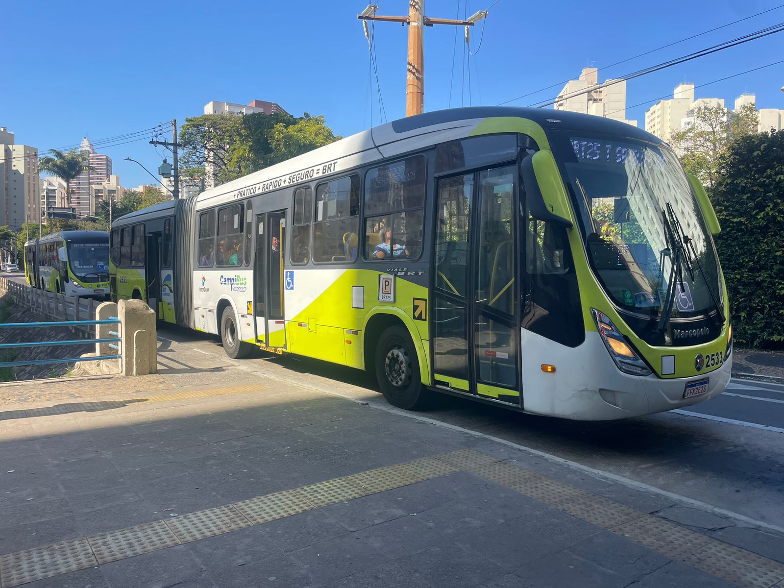 Passageiros reclamam de calçada estreita para desembarque na Avenida Anchieta