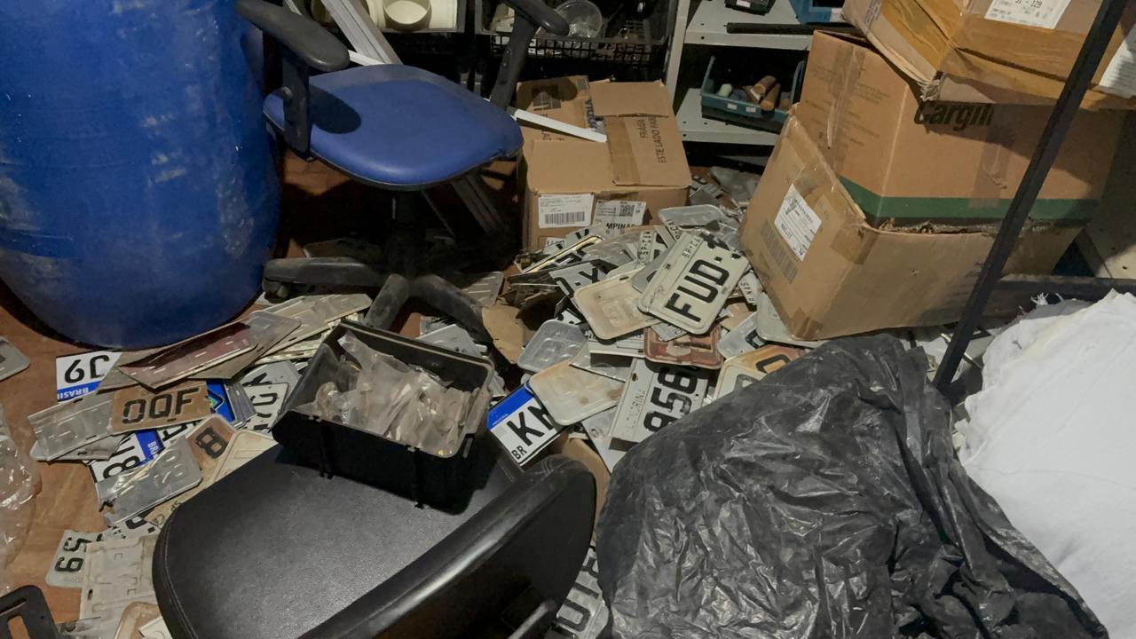 Polícia fecha fábrica clandestina de placas em Campinas
