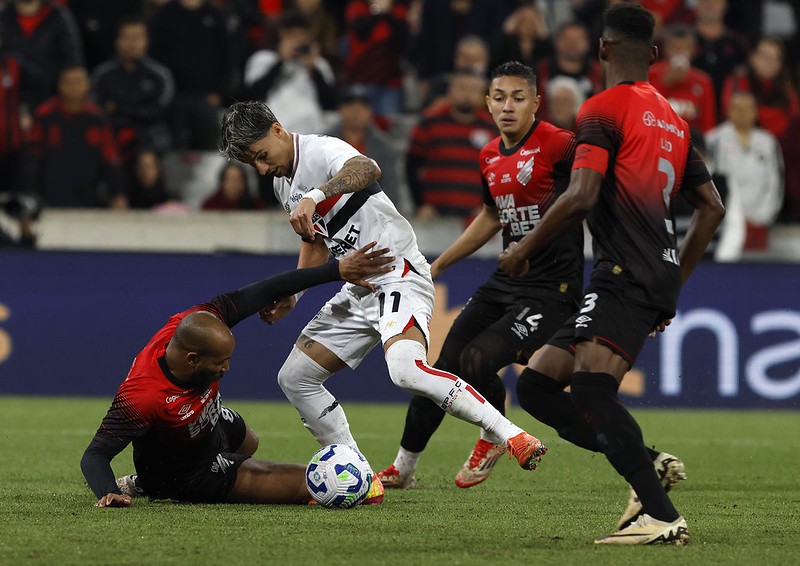 Após eliminação, jogadores pedem cabeça fria para sequencia do São Paulo na temporada