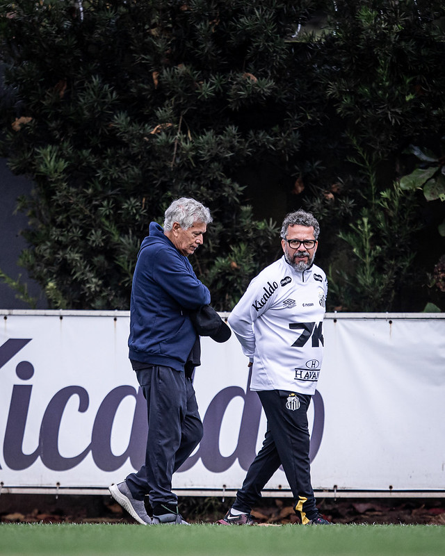 Técnico Cléber Xavier convive com pressão e não tem futuro garantido no Santos