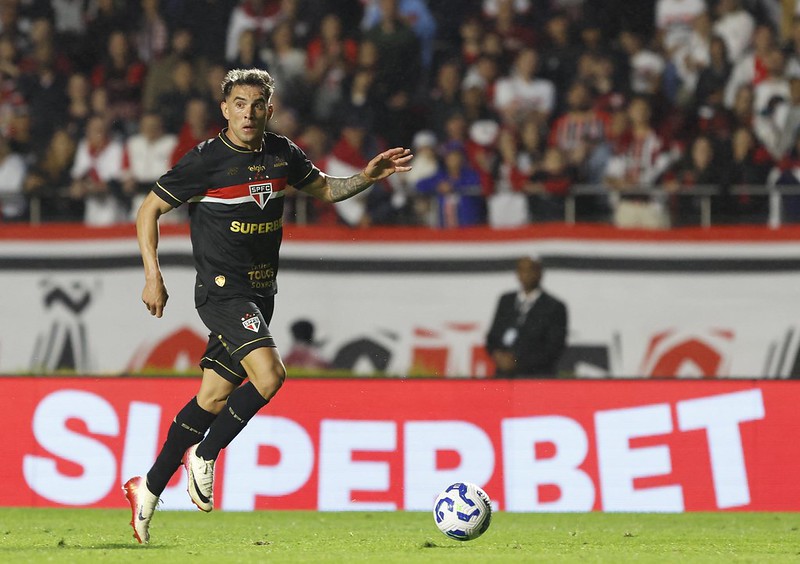 Técnico Hernán Crespo busca substituto para Enzo Díaz para jogo contra o Cruzeiro