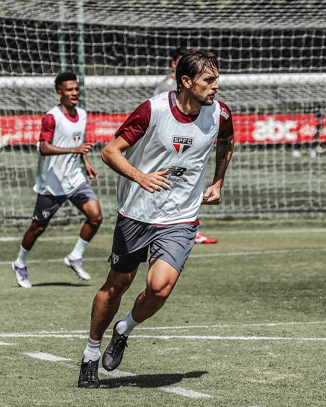 Em semana de Libertadores, São Paulo conta com Rafael Tolói durante os treinamentos