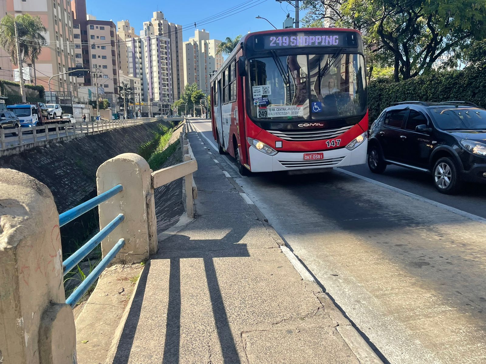 Passageiros reclamam de calçada estreita para desembarque na Avenida Anchieta