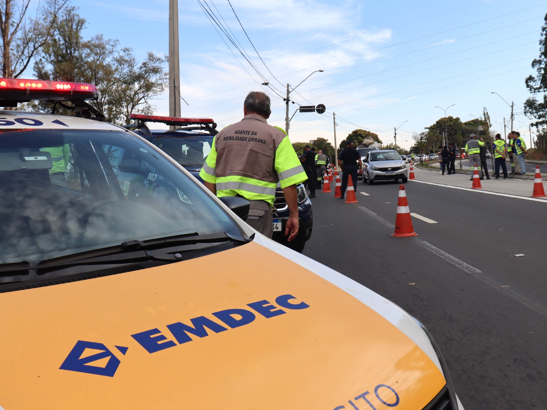 Veículo com mais de R$ 78 mil em multas é apreendido em fiscalização da Emdec