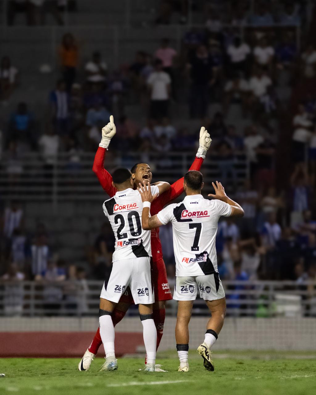 Com gol de goleiro, Ponte Preta vence o CSA e assume segunda colocação da Série C