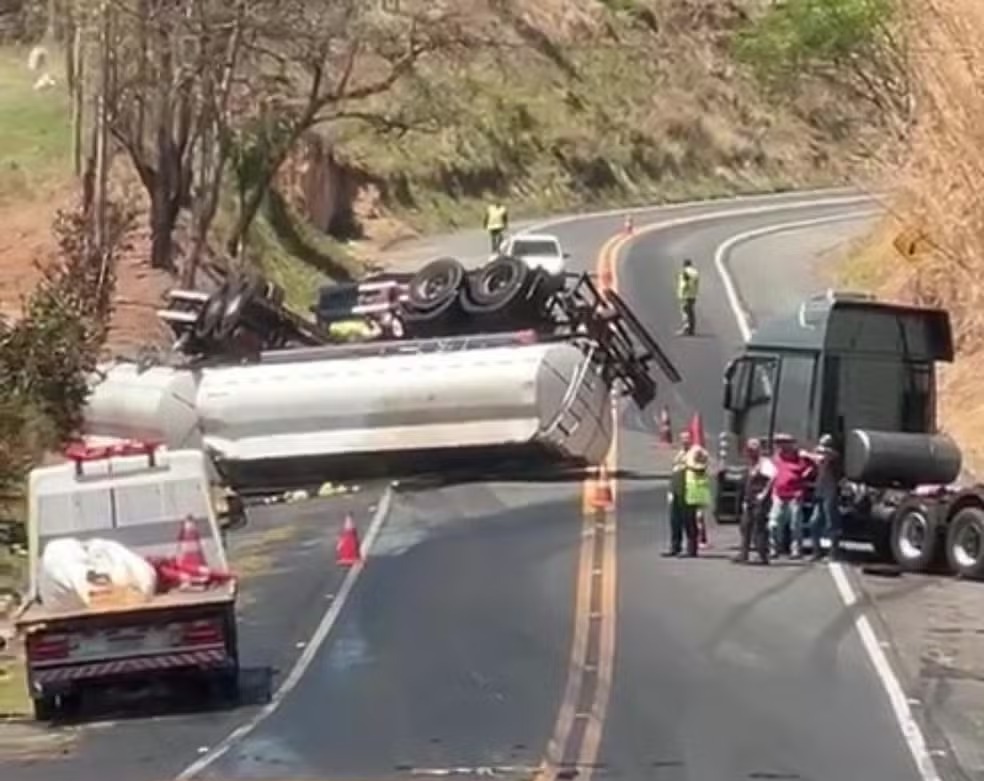 Caminhão tomba em rodovia de Amparo e bloqueia parcialmente a via 