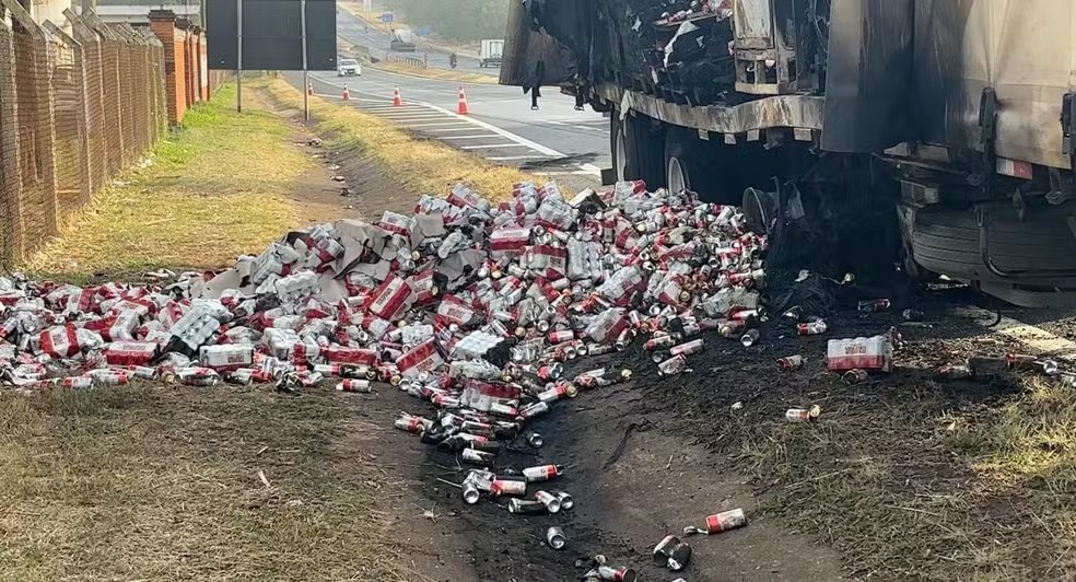 Carreta com mais de 30 toneladas de cerveja pega fogo; parte da carga caiu  