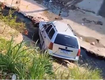 Motorista morre ao cair com carro no Córrego Piçarrão em Campinas