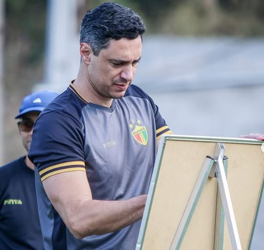 Com passagens por clubes da Série A e seleção de base, técnico do Brusque projeta duelo contra a Ponte Preta