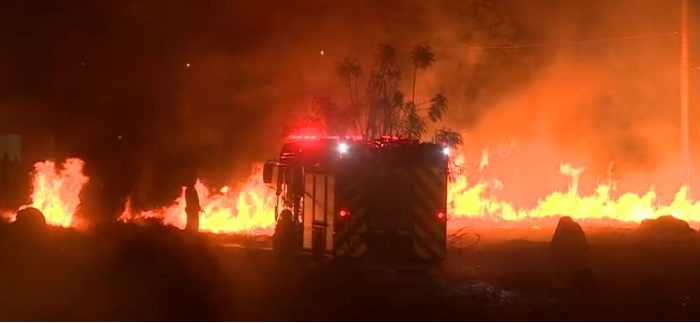 Fumaça de incêndio assusta e força moradores a saírem de casa em Sumaré