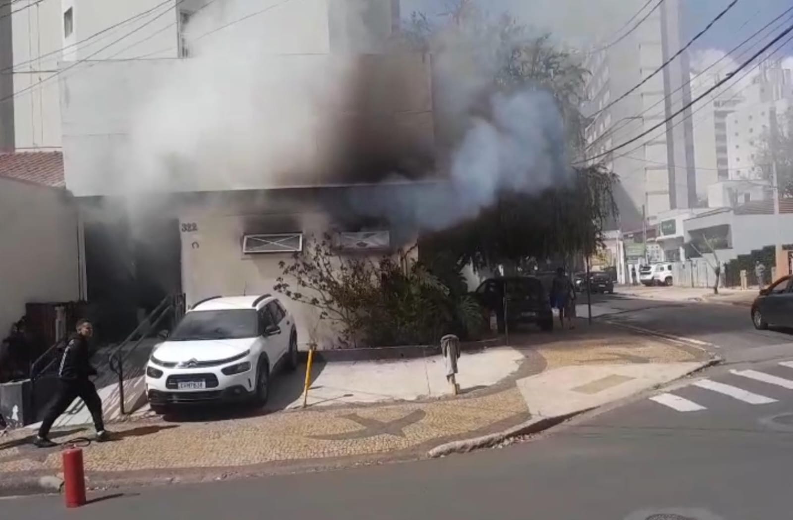 Incêndio destrói casa no Cambuí, em Campinas; ninguém ficou ferido