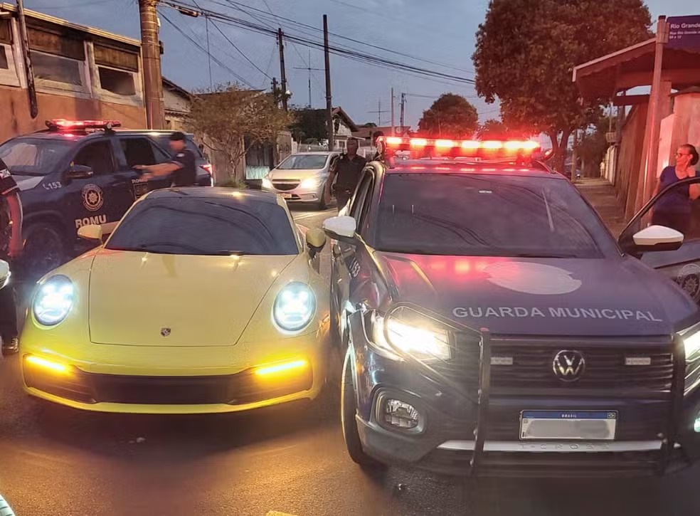 Jovem bate Porsche em viatura da GM durante perseguição em Jaguariúna
