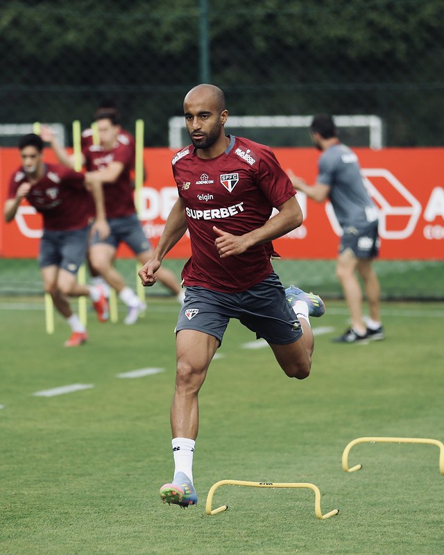 Lucas e Oscar podem ser relacionados pelo São Paulo para o jogo contra LDU pela Libertadores