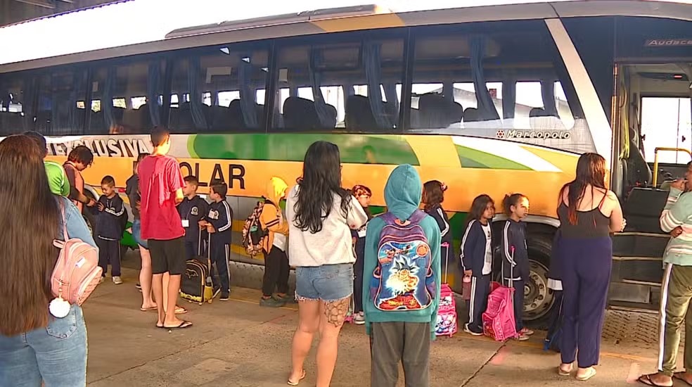 MP instaura inquérito para prefeitura explicar transporte de alunos por 50 km
