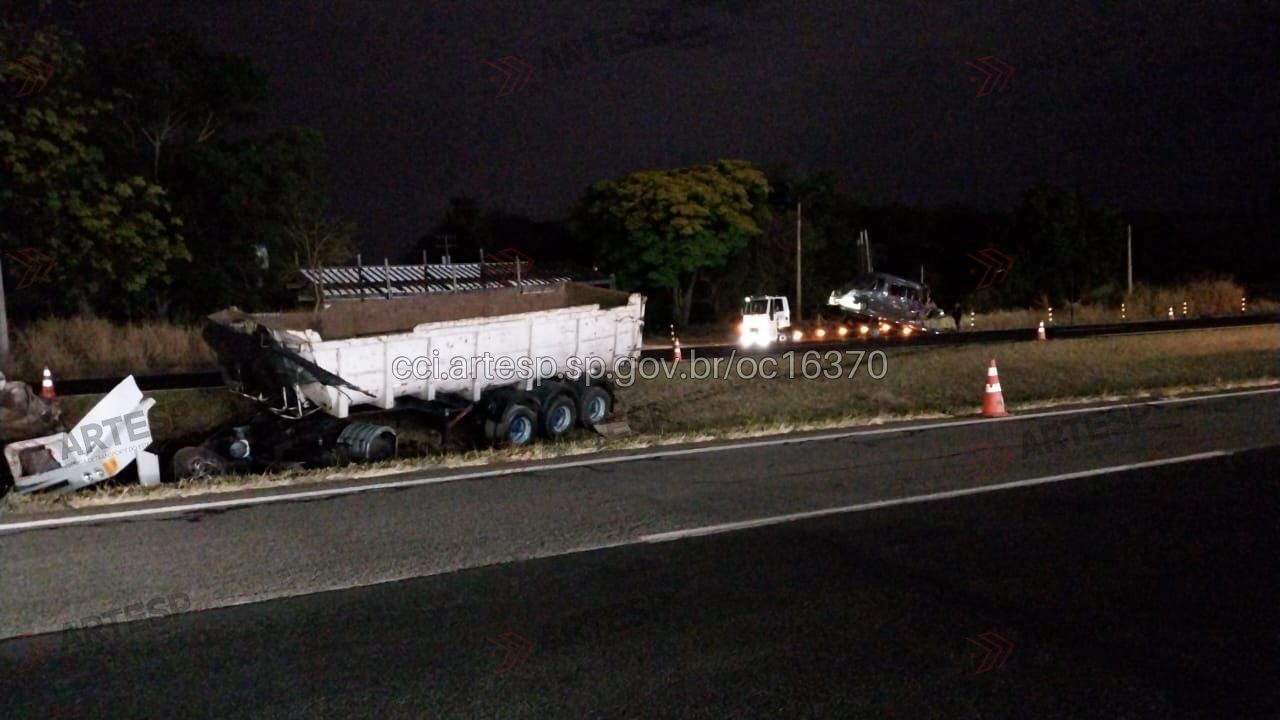 Mulher morre e outras cinco pessoas ficam feridas em acidente entre van e carreta na SP-340, em Mogi Mirim