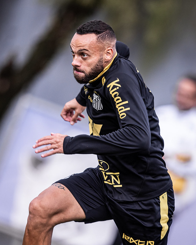 Técnico Vojvoda pede apoio ao atacante Guilherme, herói do clássico San-São