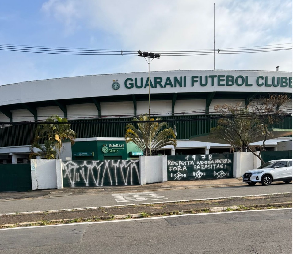 Após eliminação da Série C, portões do estádio Brinco de Ouro da Princesa são pichados