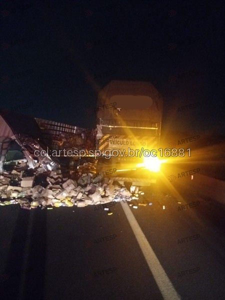 Caminhão bate em carreta parada e causa congestionamento na Rodovia dos Bandeirantes