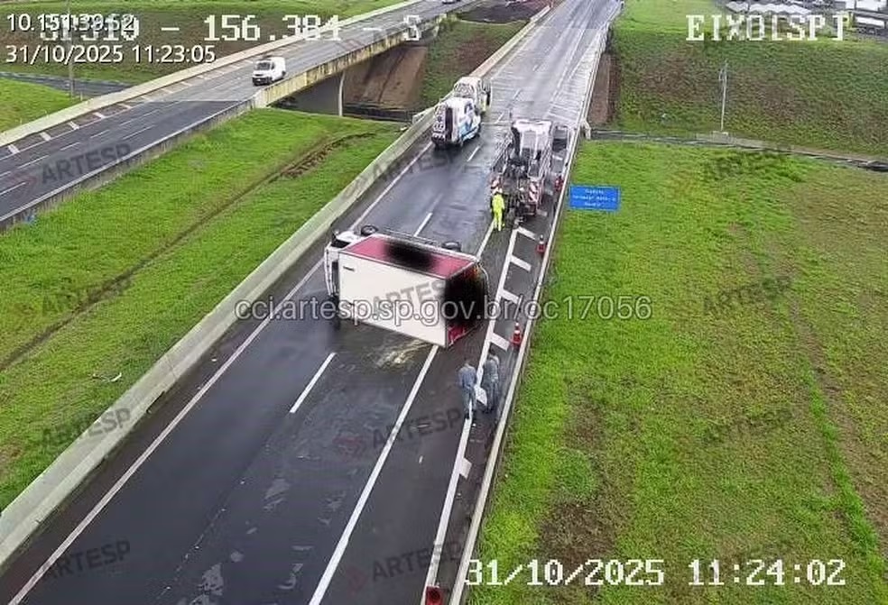 Caminhão tomba e deixa motorista ferido em Cordeirópolis