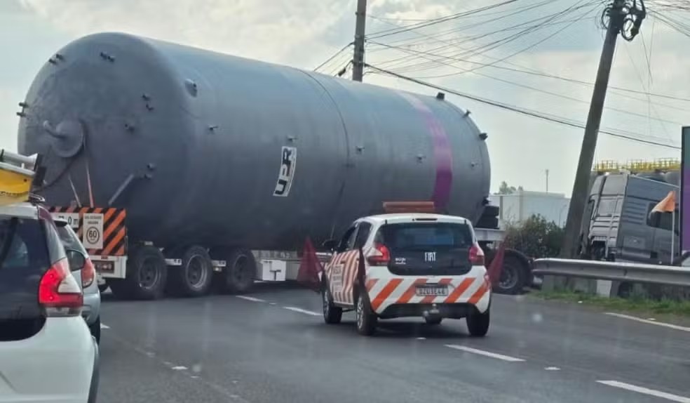 Carreta trava e interdita parcialmente a SP-101 em Monte Mor