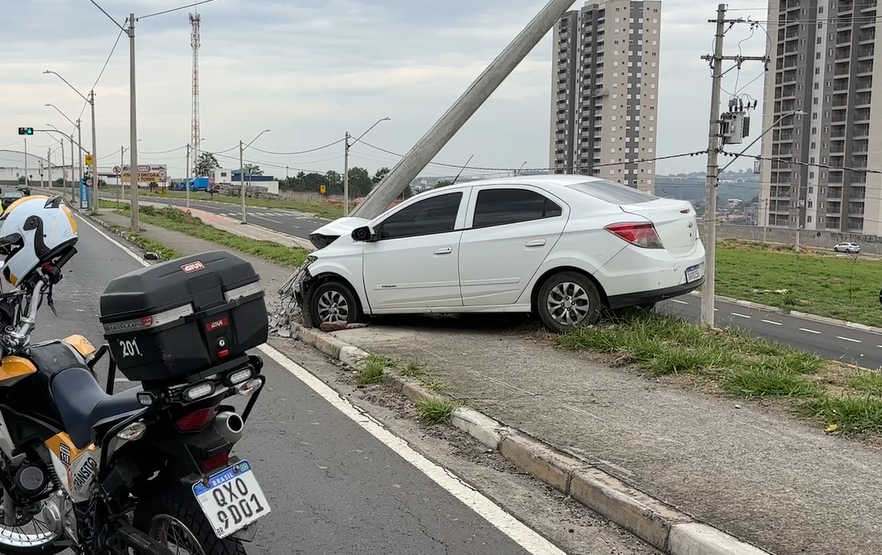 Carro bate em poste na John Boyd Dunlop; motorista teria dormido ao volante