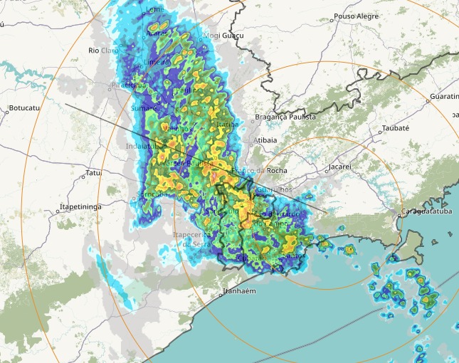 Chuva forte no começo da manhã pega campineiros de surpresa; semáforos apagaram