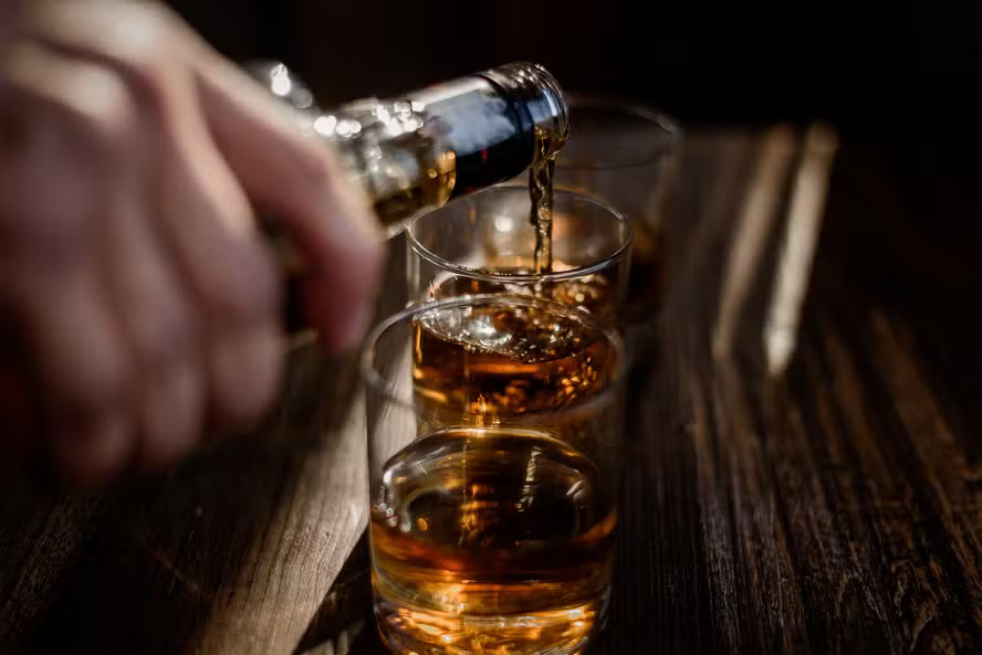 Dona de adega no Campo Belo é presa suspeita de adulterar bebidas alcoólicas