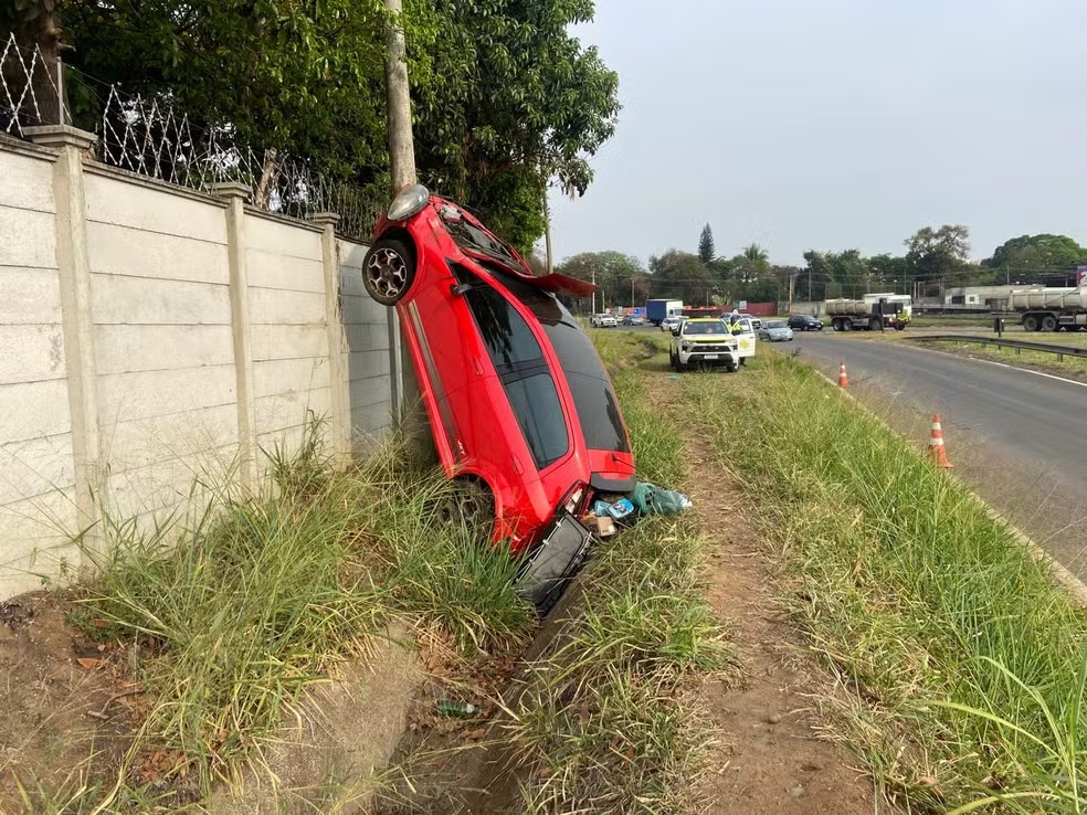 Em Piracicaba, motorista perde controle de carro e ‘sobe’ em poste