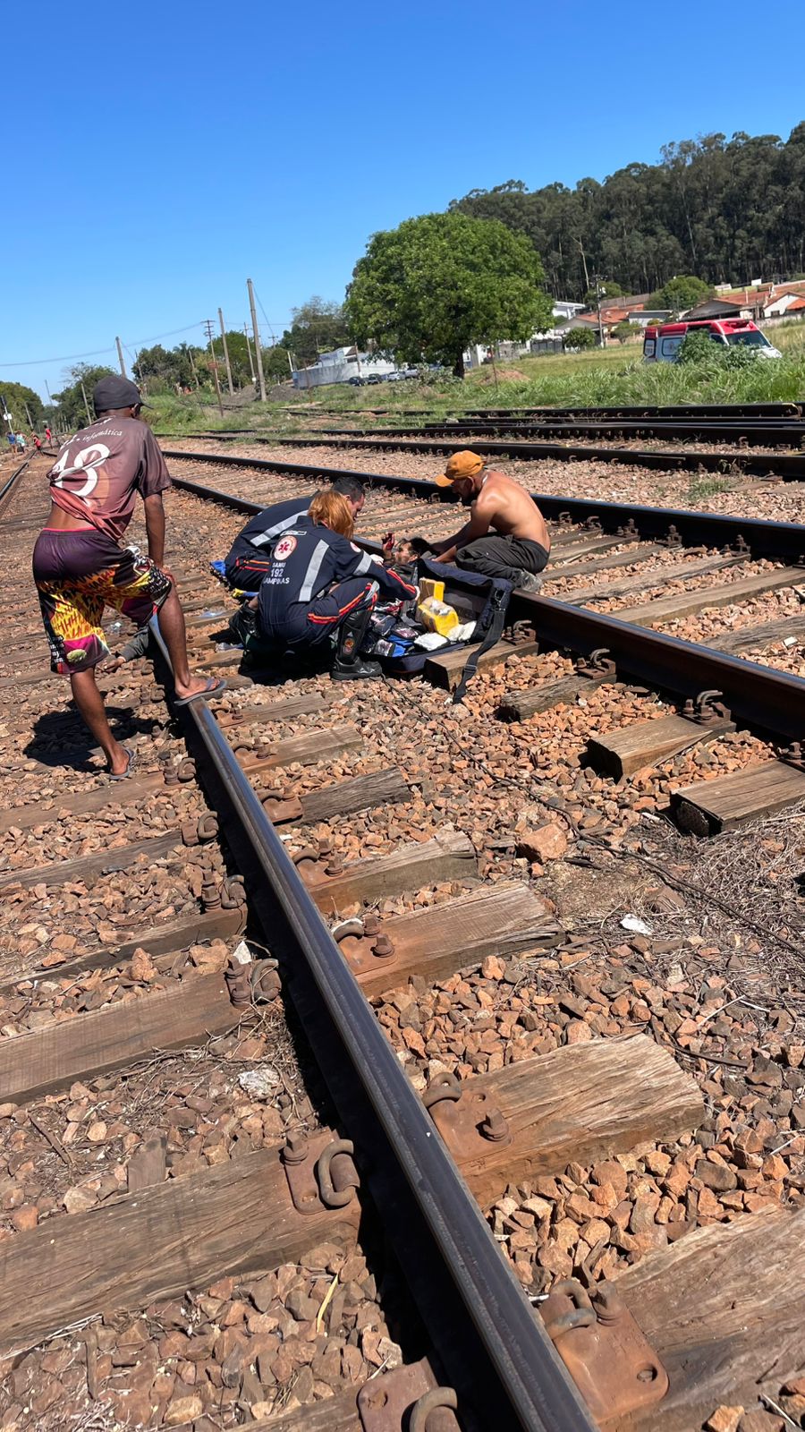 Homem é atropelado após tentar pegar carona em trem e fica ferido