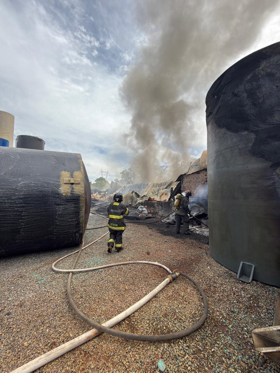 Incêndio atinge indústria de caixas d’água em Limeira; ninguém ficou ferido