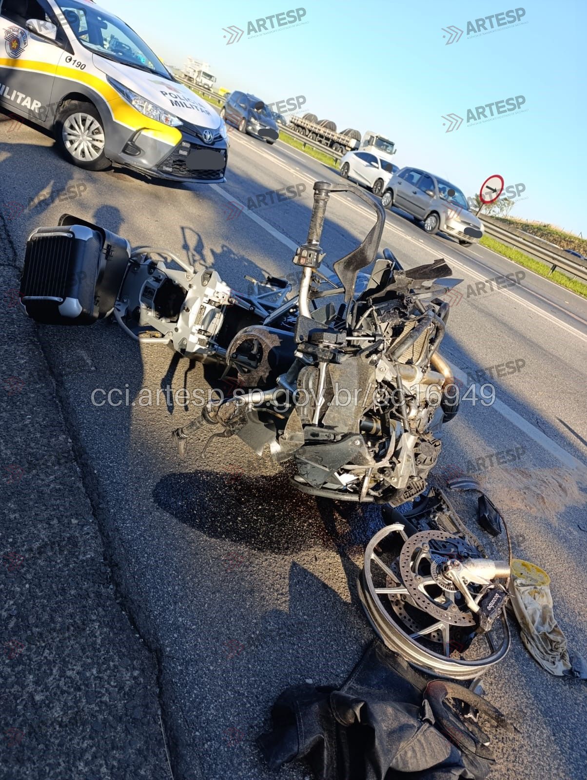Motociclista morre ao atingir traseira de caminhão na marginal da Dom Pedro