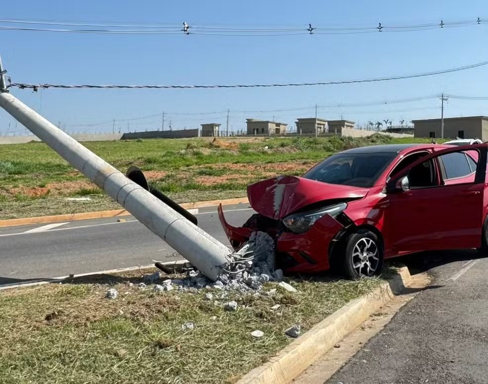 Motorista passa mal, perde o controle do veículo e derruba poste em rotatória de Paulínia 