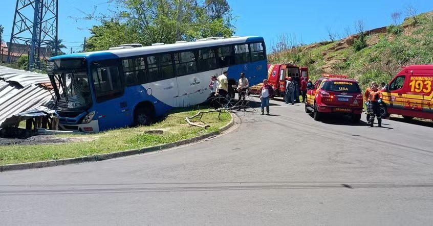Ônibus cai em barranco, atinge bar e deixa seis feridos em Campinas