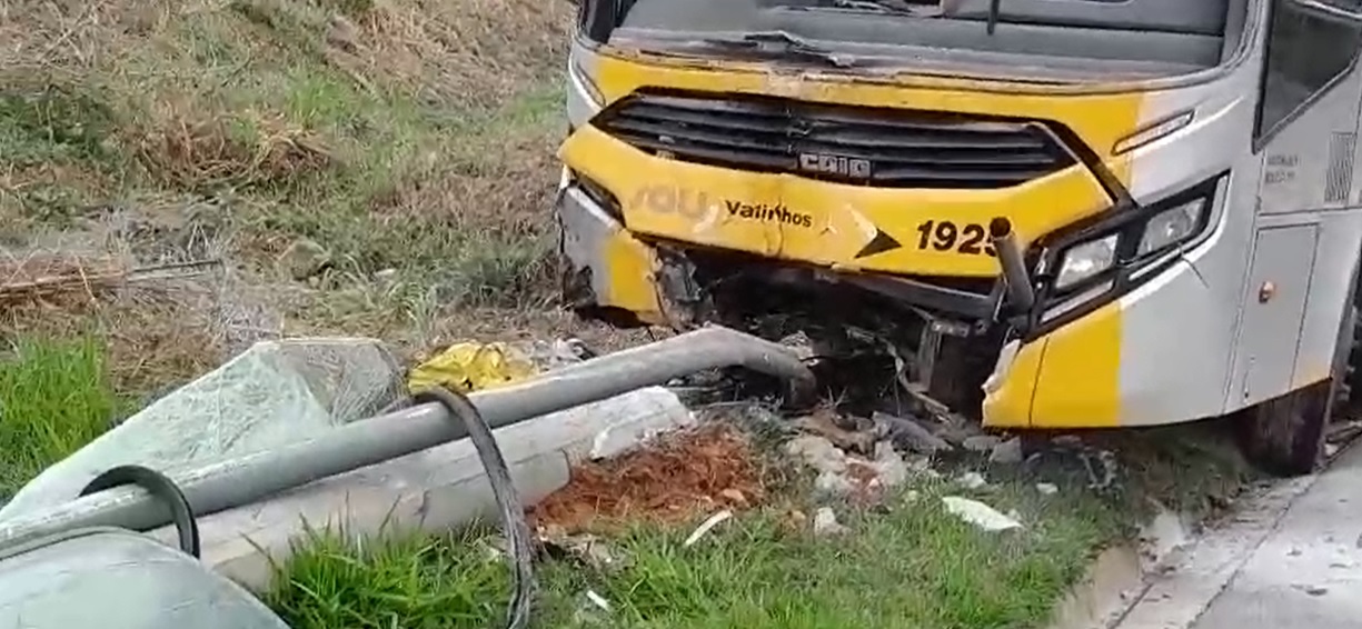 Ônibus derrapa e bate em poste em Valinhos; duas passageiras ficam feridas