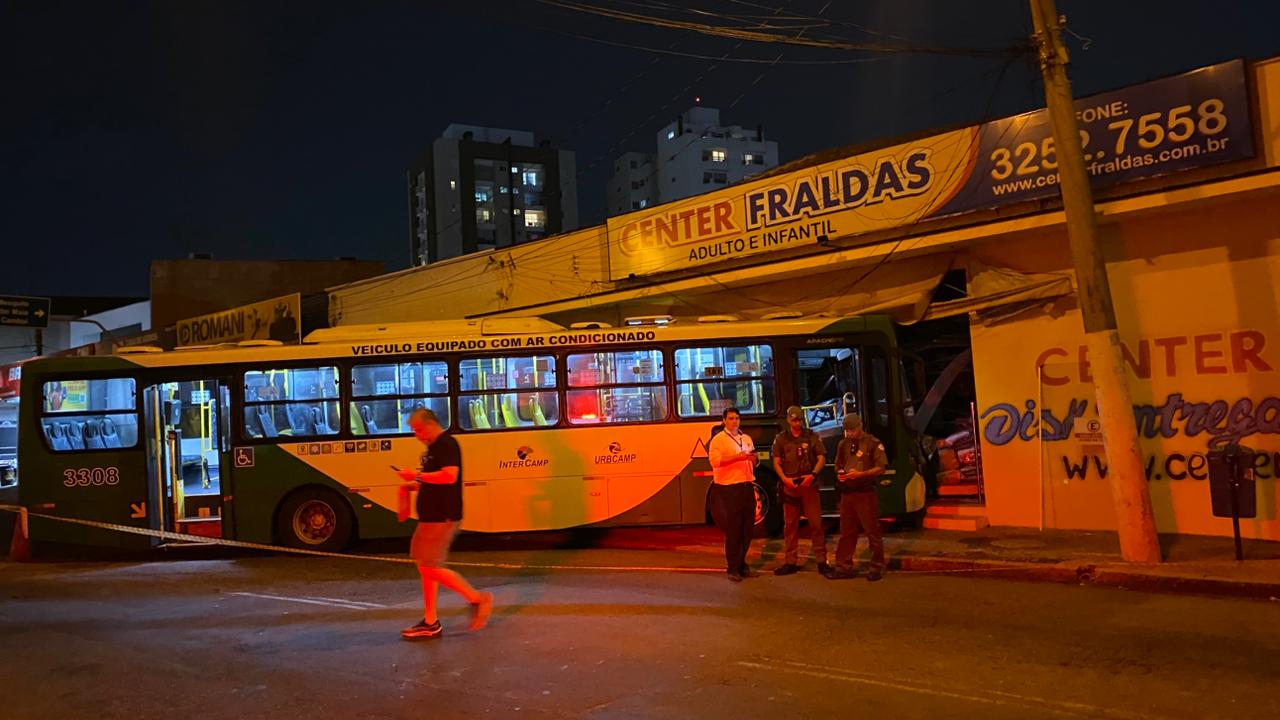 Ônibus invade loja após motorista passar mal em Campinas