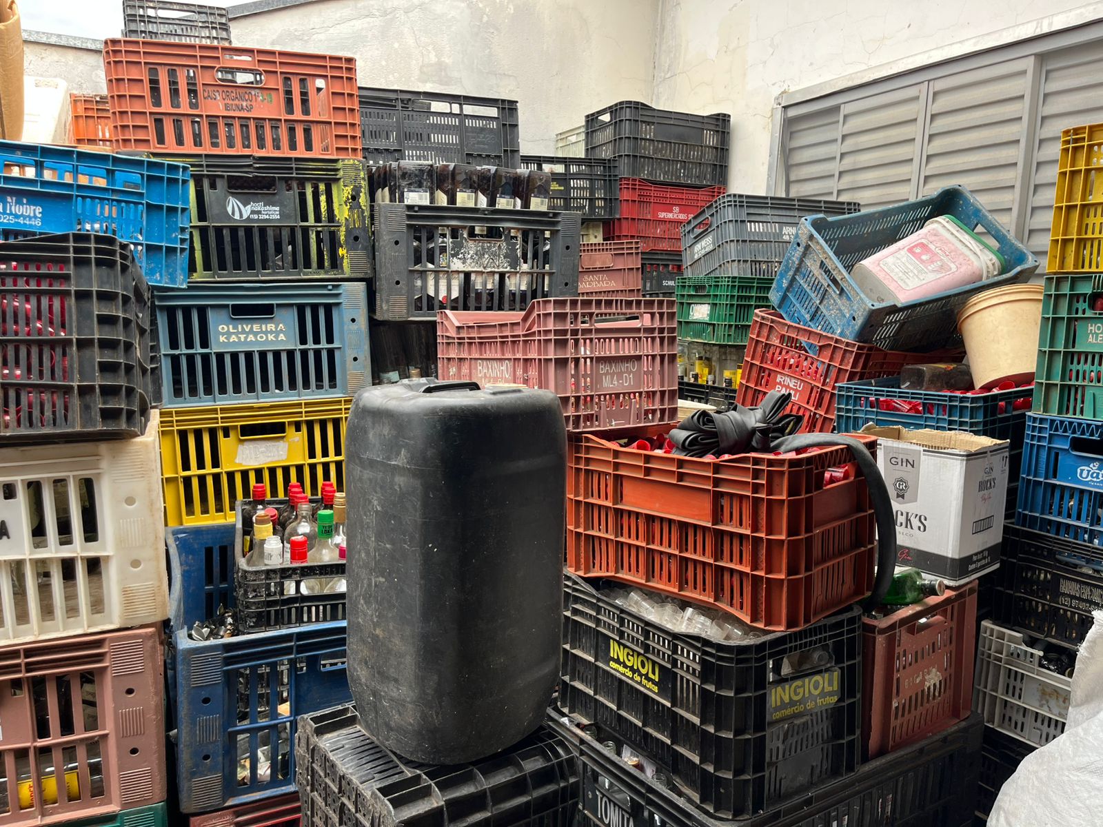 Depósito clandestino de garrafas de bebidas é descoberto em Hortolândia
