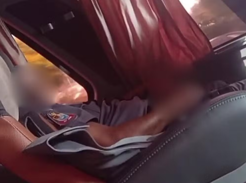 Policial militar é afastado após ser flagrado fazendo gestos obscenos em ônibus