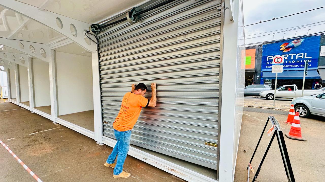 Portas são instaladas em boxes provisórios do Mercadão de Piracicaba