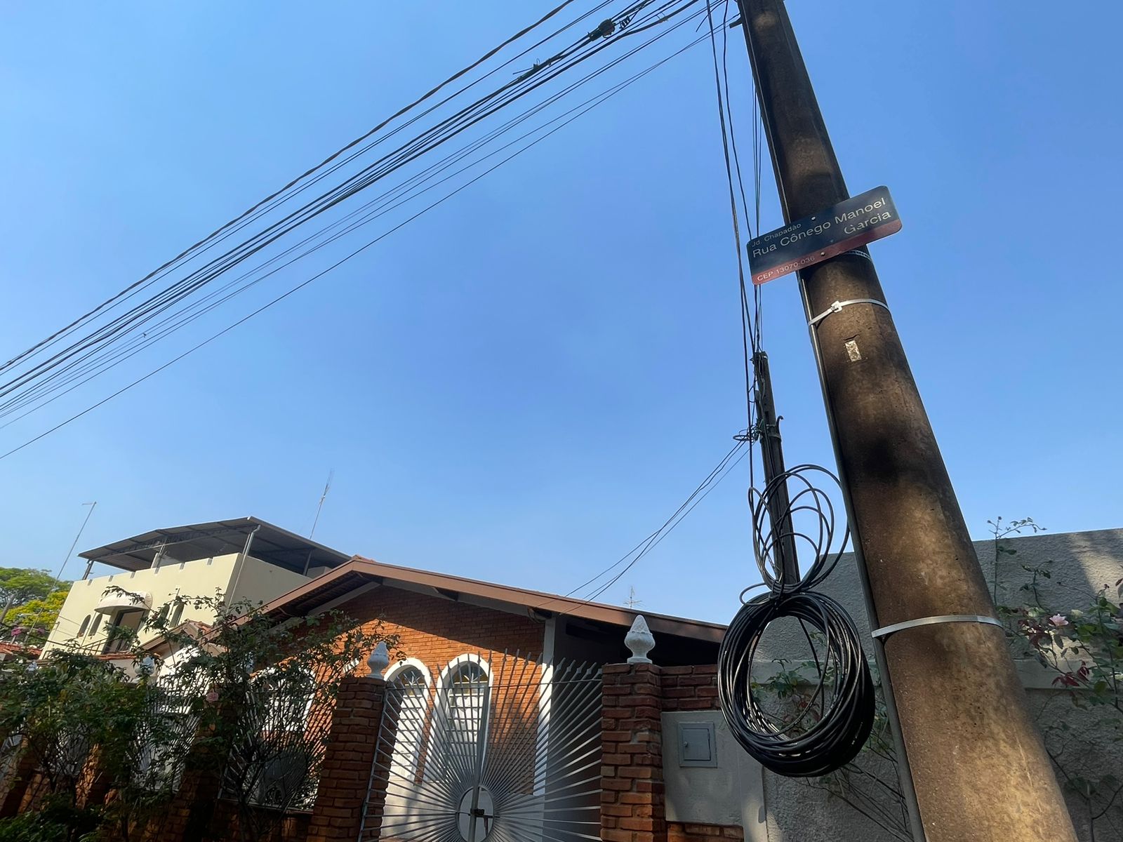 Postes das ruas de Campinas estão tomados por sobras de fios de telefonia