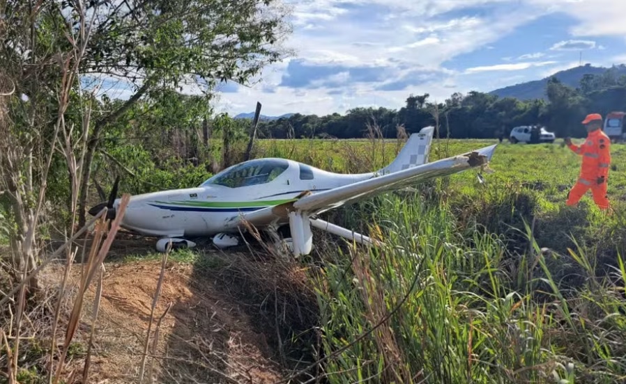 Avião de pequeno porte cai em São Lourenço e casal de Cosmópolis sai ileso