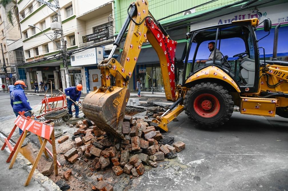 Prefeitura promete concluir reparo na Barão de Jaguara nesta sexta-feira, se não chover