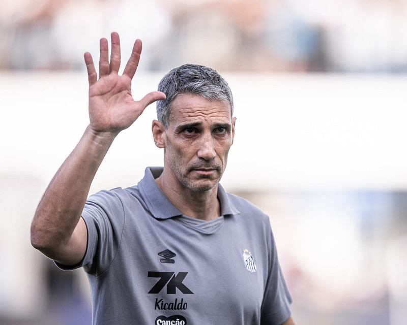 Técnico Vojvoda aposta em Data Fifa para recuperar jogadores do Santos