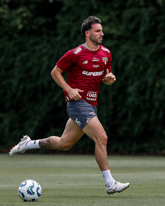 Técnico Hernán Crespo conta com Oscar, Cedric e Calleri nos últimos treinamentos
