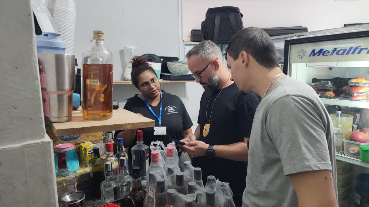Loja de bebidas é fiscalizada após suspeita de intoxicação por metanol em Limeira