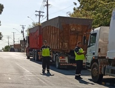 Sumaré realiza fiscalização no transporte de resíduos; veículos foram multados