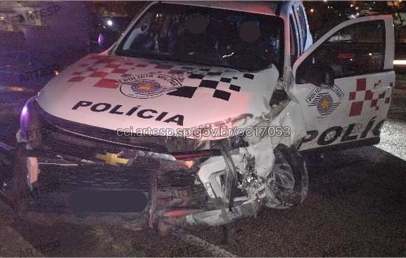 Viatura da PM bate em barreira de concreto durante perseguição na Rodovia Santos Dumont