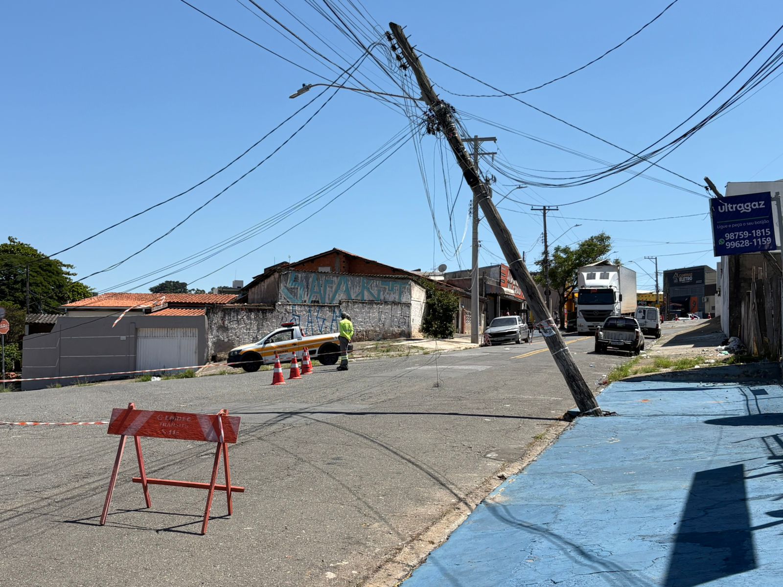 Caminhão enrosca em fiação e deixa moradores sem energia no Novo Campos Elíseos