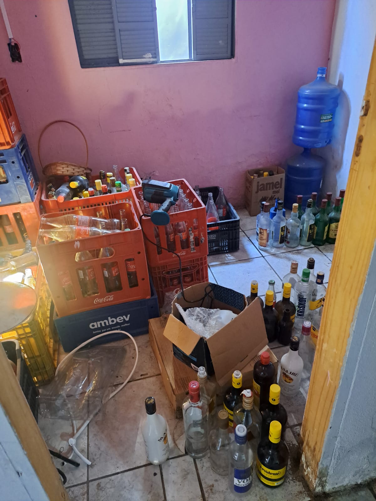 Em 24 horas, Vigilância Sanitária interdita adega e lanchonete em Americana