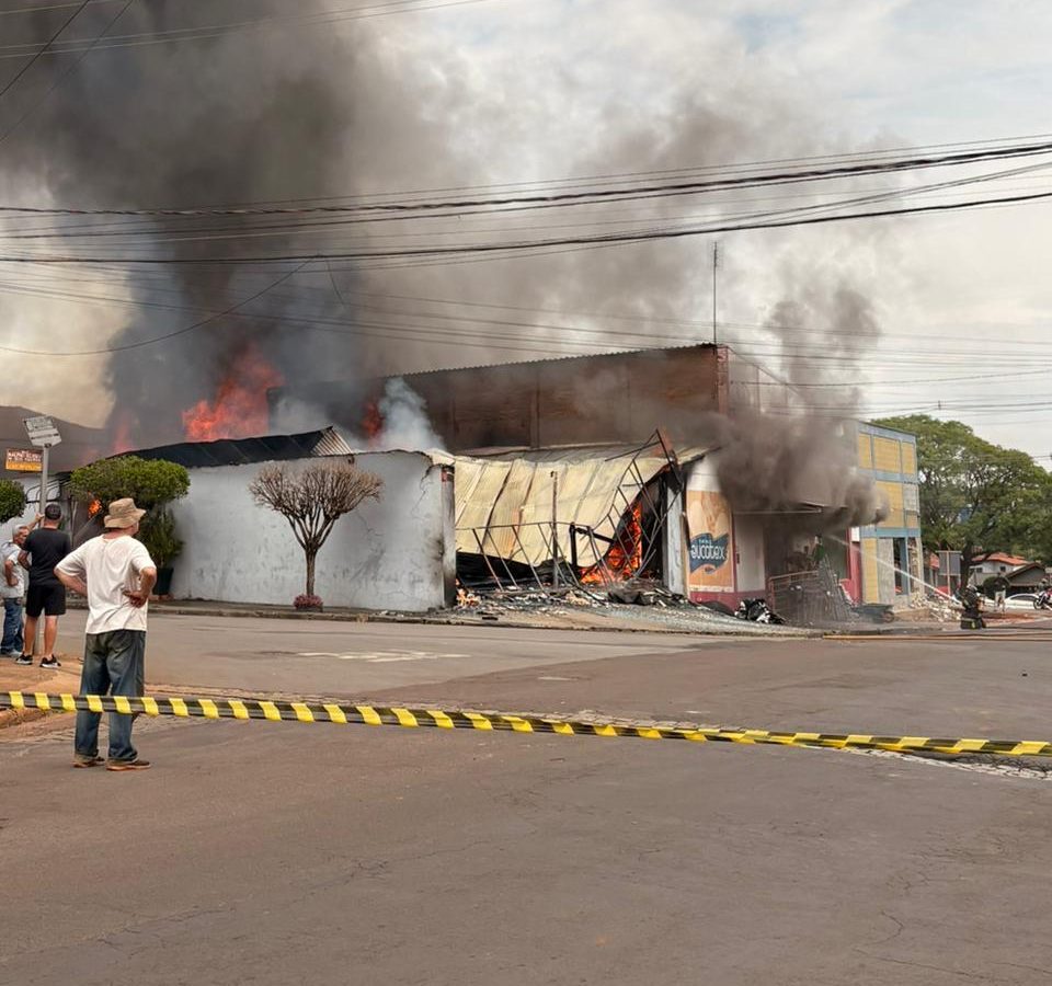 Incêndio atinge três lojas em Iracemápolis e destrói dois estabelecimentos